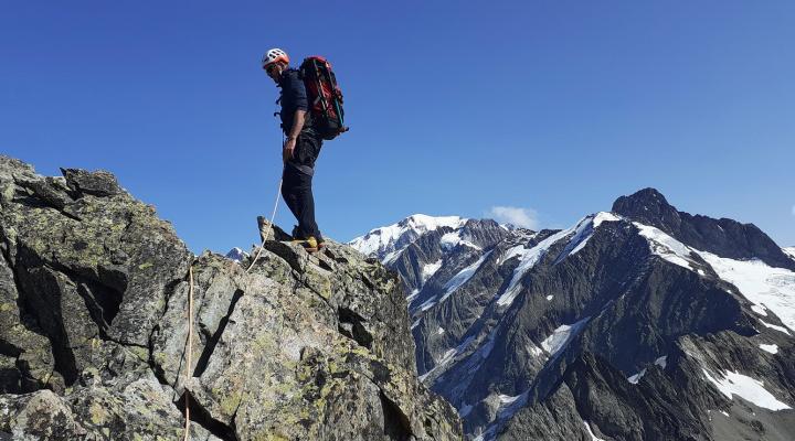 Bientôt en haut, avec vue sur le Mont Blanc et l'aiguille des Glaciers.