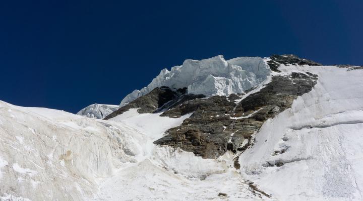 Passage sous les séracs de la voie normale, au minimum avec un immense respect!!
