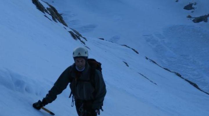 La pente raide sous le col sud