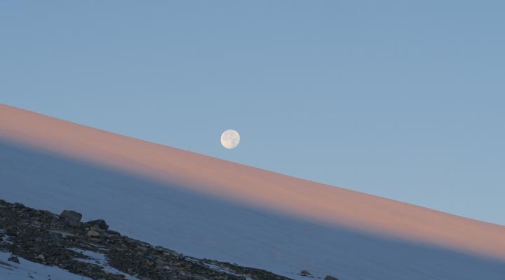 Le lune roule sur la pente