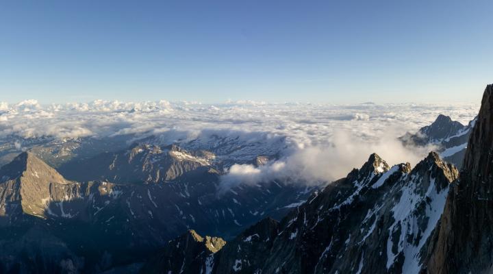 depuis le bivouac , vue plongeante sur les piliers du Brouillard...