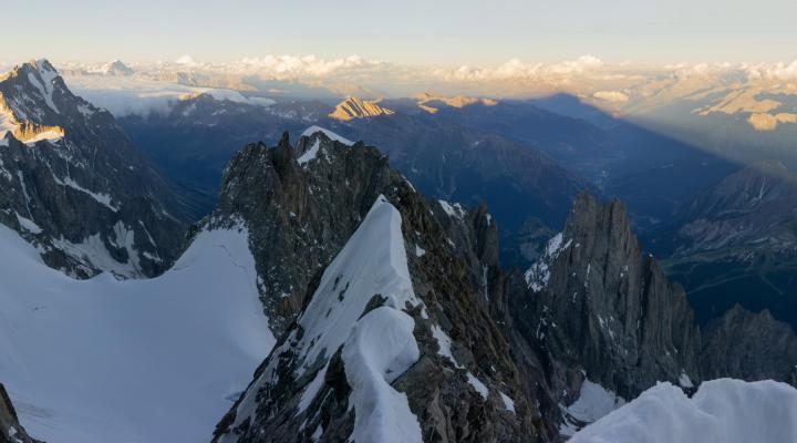 et sur les aiguilles de Peuterey, la blanche et la noire.
