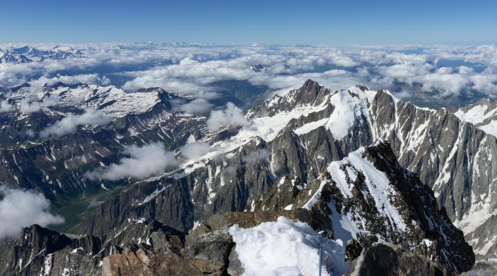 ça y est, nous voilà sur l'arête du brouillard. Le sommet n'est plus très loin.
