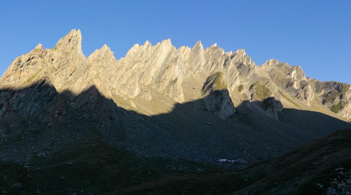 Le sommet est la dernière pointe à droite.