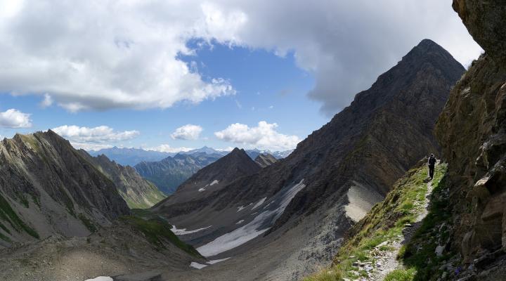 En passant sous le mont Favre au dessus du vallon de Youla que l'on vient de remonter.