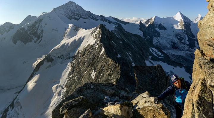 Le soleil nous accueille près du sommet.