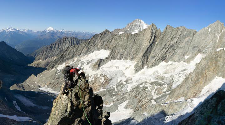 Le Bietschhorn en toile de fond tout le long de l'arête.