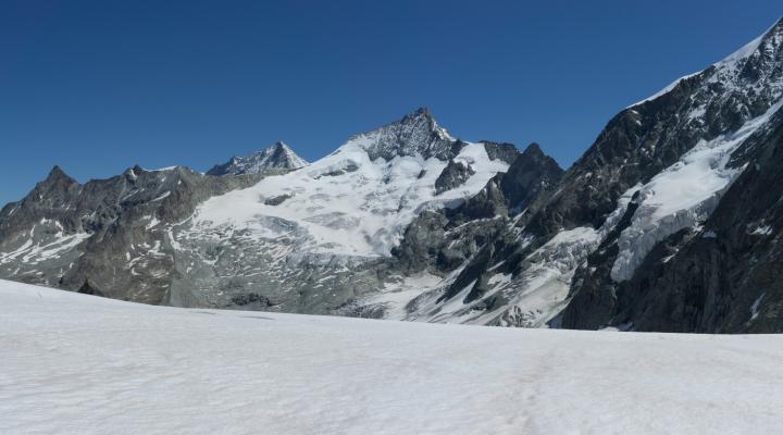 Sous le col Durand , vue sur l'Obergabelhorn, le Zinalrothorn et le Weisshorn, trois 4000 suisses particulièrement esthétiques.
