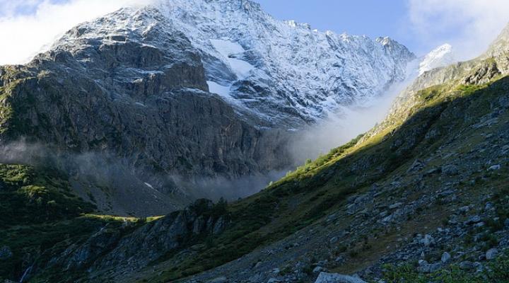 Le lendemain, l'éperon nord vu du refuge de la Lavey, en plein centre de l'image.