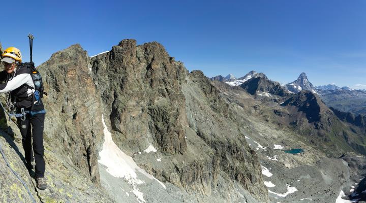 à la sortie des dalles.