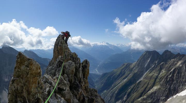 Après la tour 5, l'arête se prolonge avec des passages superbes.