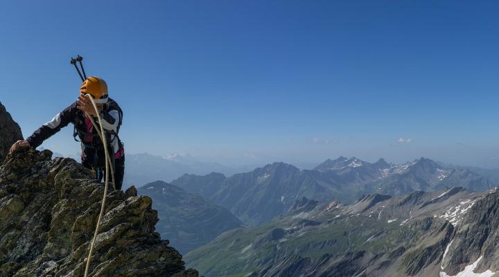 Dans la longue partie horizontale de l'arête.