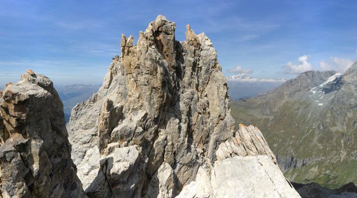 Vue du sommet du gendarme vers le sommet de l'Aliet et la partie déjà réalisée...