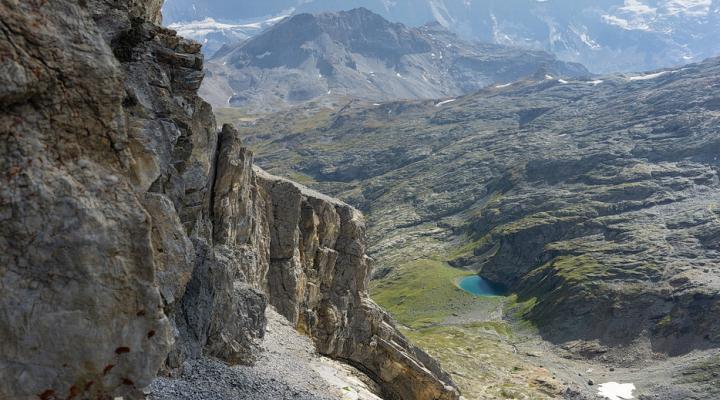 En contrebas, le lac de Plan Richard.