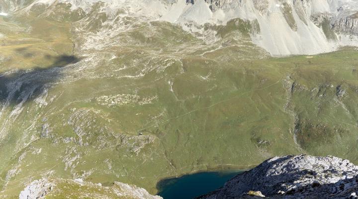 Descente versant Nord-Est vers le Mont Blanc de Peisey. En dessous le lac de la Plagne.