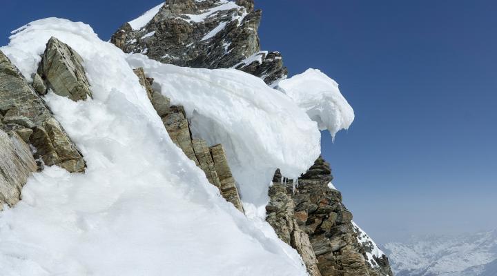 Les impressionnantes corniches qui dominent le glacier de la Gurraz