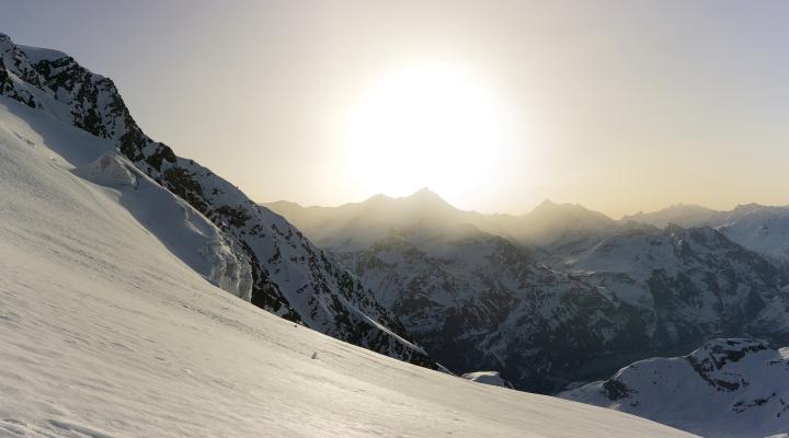 Lever de soleil sur le glacier suspendu de la Sache