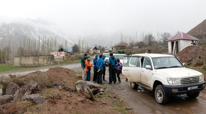Au milieu de la longue vallée d'Arzing, sous la pluis...