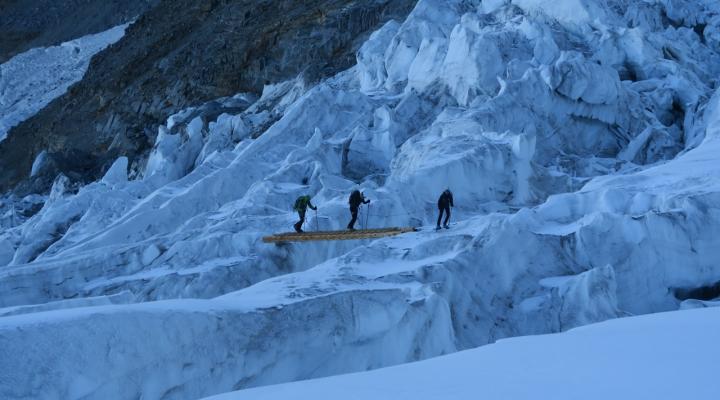 dans les crevasses