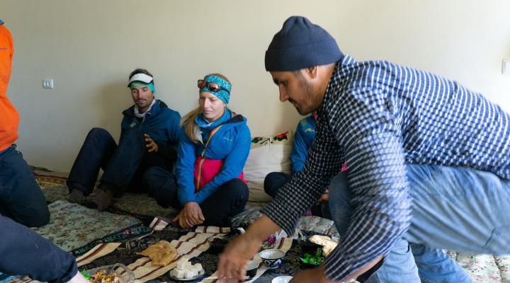 tout de suite stoppés pour le thé de bienvenue.