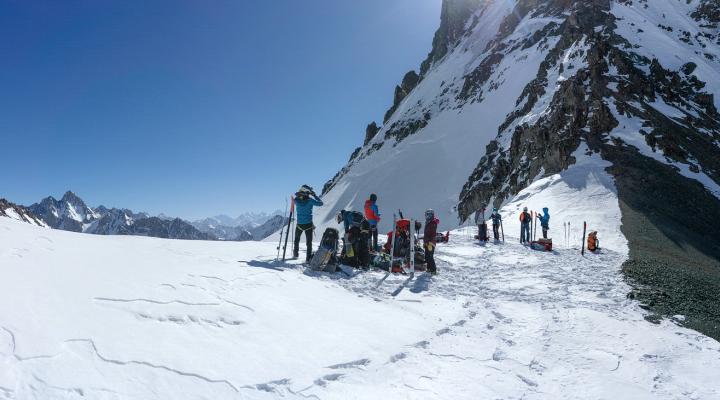 passage du col avec les gros sacs à 4650m. On change de monde...