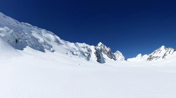 face glaciaire de plusieurs km de large.