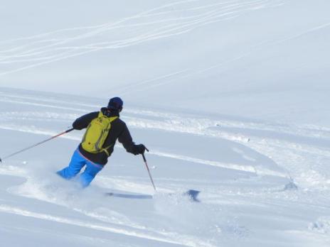 ski hors pistes poudreuse dans la face nord
