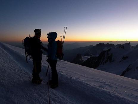 Arrivée au Dôme du Goûter à l'aube.
