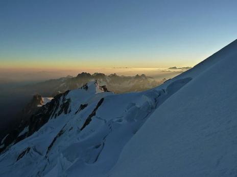 Lever de soleil sur l'arête des Bosses.