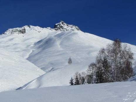 Ski de randonnée le sommet en vue