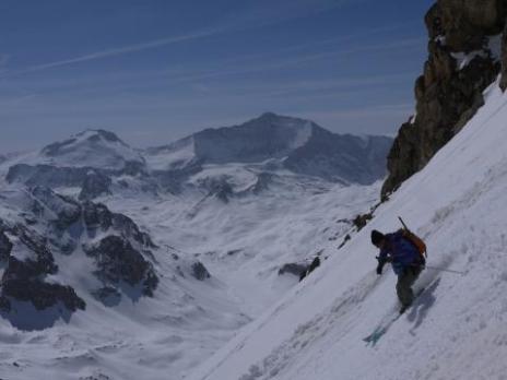 sur fond de grande casse