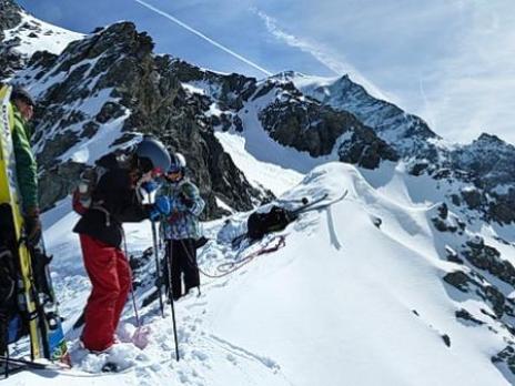 Chaussage en équilibre sur l'arête.
