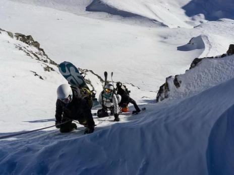 Petit couloir en crampons pour accéder au col.