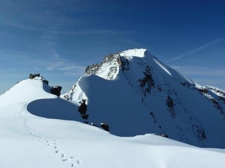 Vue sur la fin de la traversée et la belle arête neigeuse menant au Grand Paradis