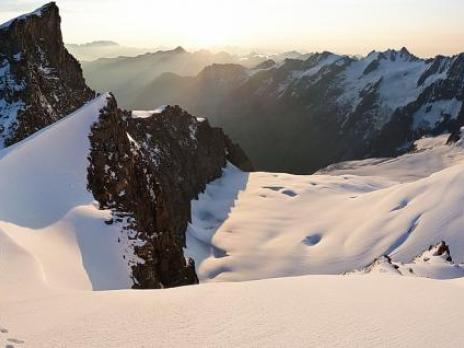 La facile arête neigeuse qui mène aux gendarmes rocheux du petit Paradis