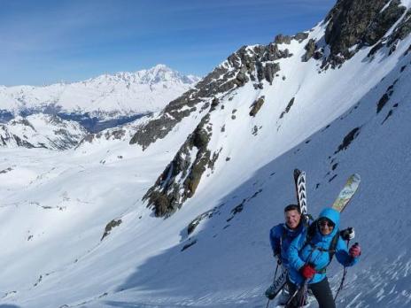 Montée à pied dans le raide couloir d'accès au col.