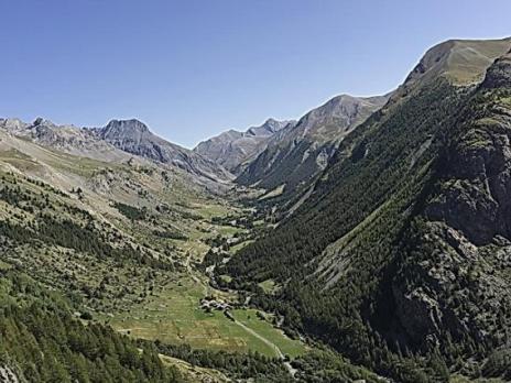 Vue sur le village de la Barge et la haute vallée de l'Ubaye