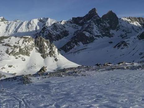 Lever du soleil au dessus du refuge.