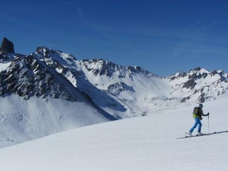Ski de randonnée dans le Beaufortain avec vue sur la Pierra Menta