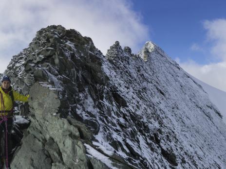 Première trouée de ciel bleu vers le sommet.