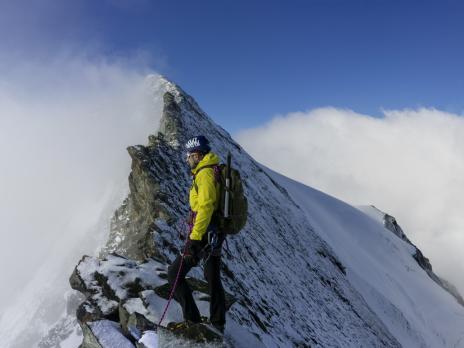 Le sommet émerge des nuages