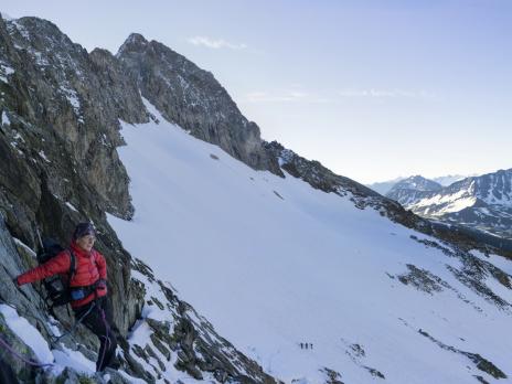 le passage du col du Tondu, enneigé, se fait en crampons.