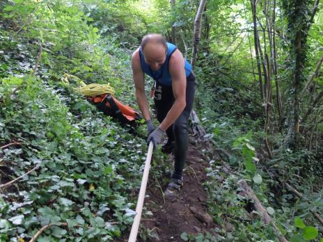 Un coup de pelle sur le chemin