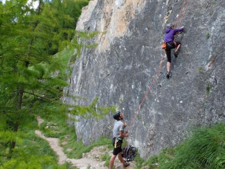 La partie plus facile de la falaise. Escalade en Vanoise