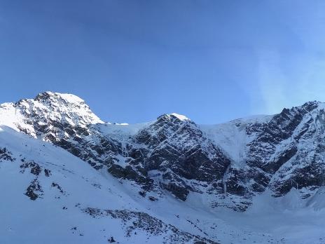 Sous l'impressionante face Nord des Plates des Chamois.