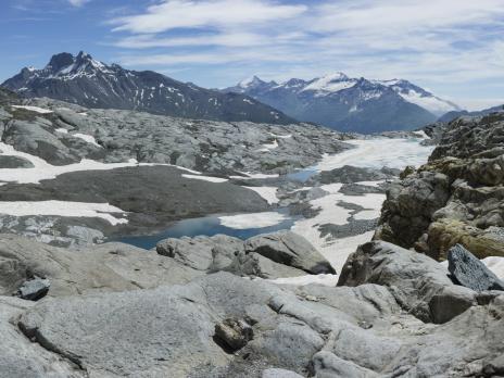 A la sortie du glacier de l'Arpont, les lacs du même nom.