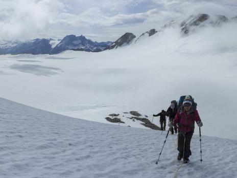 Arrivée à la pointe du Dard, alors que le brouillard s'installe sur le glacier.
