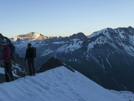 Lever du jour au moment de prendre pied sur le glacier du Geay.