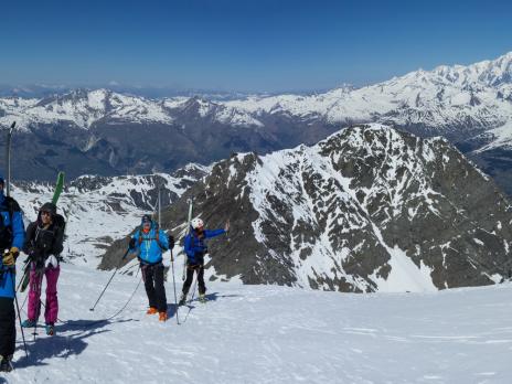 Arrivée au col des Roches en crampons à cause de la neige très dure.