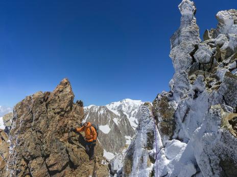 Le mauvais temps de la nuit a orné l'arête de givre... et c'est beau.